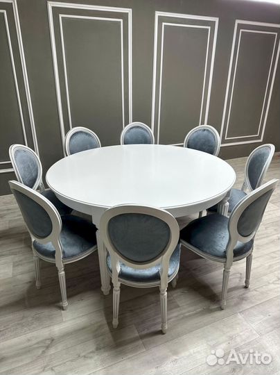 Стол и стулья в гостиную. В наличии