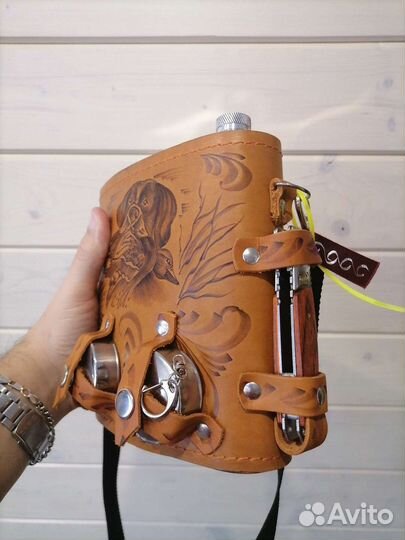 Фляга походная в коже, 1.5 л. +нож и 2 стаканчика