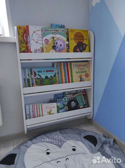 Книжная полка Монтессори