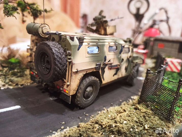 Диорама газ Тигр на кпп 1:35