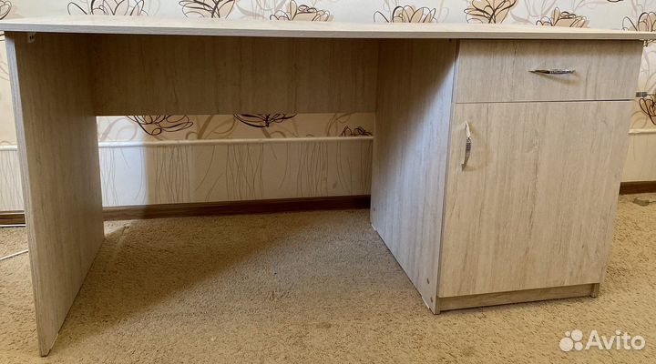 Письменный стол