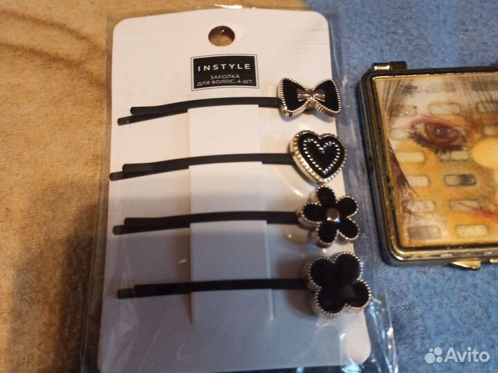 Зеркало и заколки