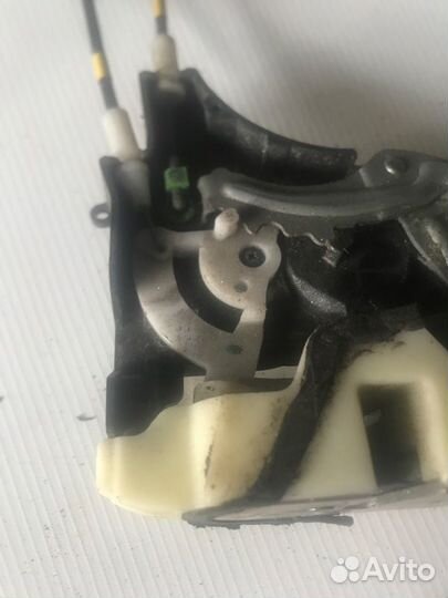 Замок двери задний левый Mitsubishi L200 K4T 4D56