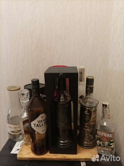 Бутылки и коробки из под алкоголя