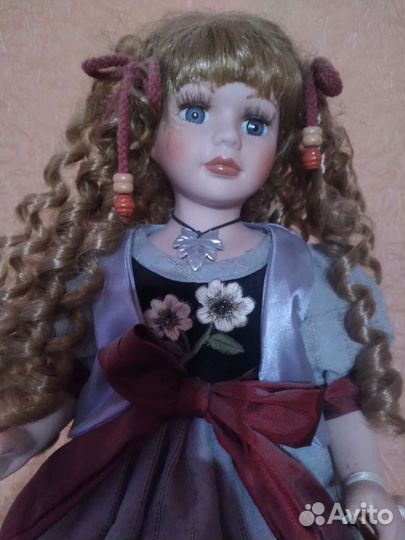 Кукла фарфоровая