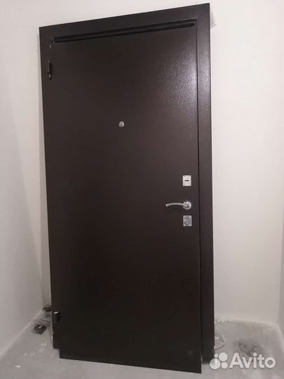 Дверь входная металлическая от застройщика