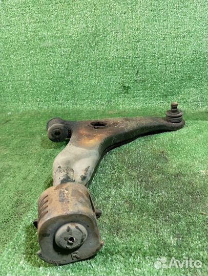 Рычаг передний правый Mitsubishi Carisma