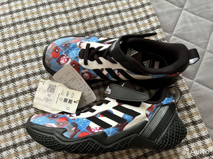 Кроссовки adidas marvel