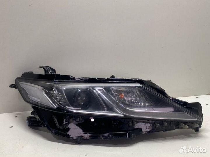 Фара передняя правая Toyota Camry V70/V75