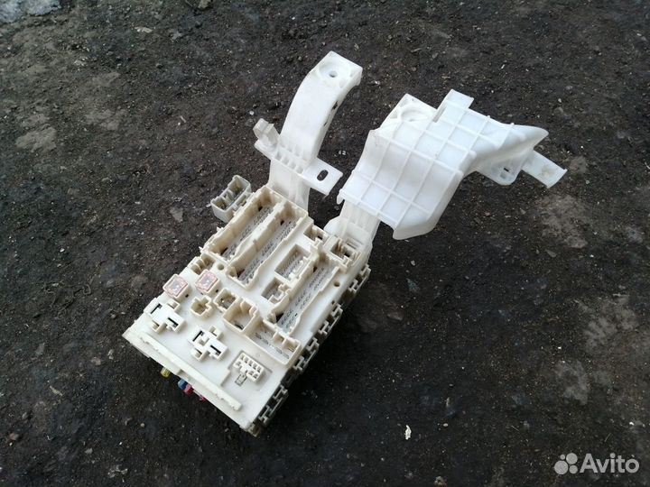 Блок предохранителей салона Toyota Vitz 90