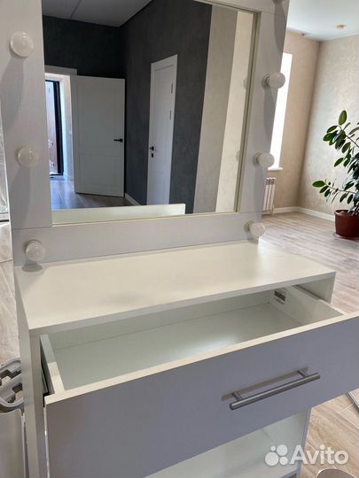 Туалетный столик с зеркалом белый