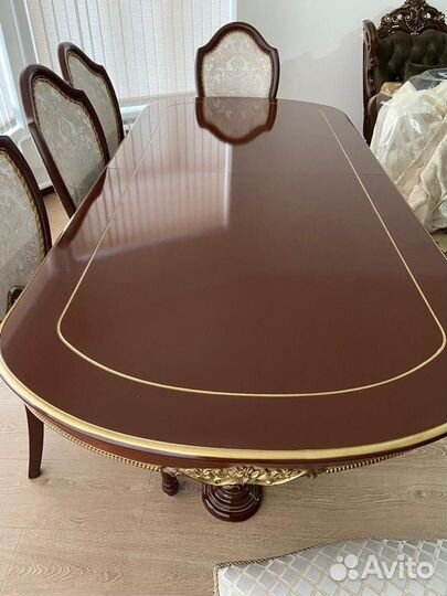 Стол и стулья