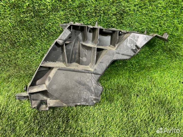 Направляющая бампера передняя левая Audi S7