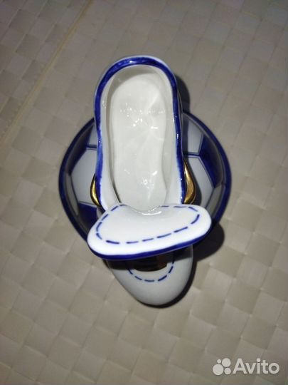 Фарфоровая статуэтка 