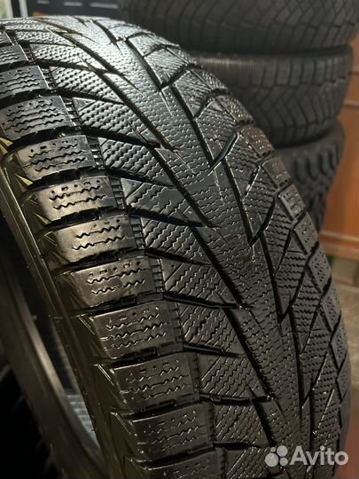Hankook Winter I'Cept iZ 2 W616 215/65 R16