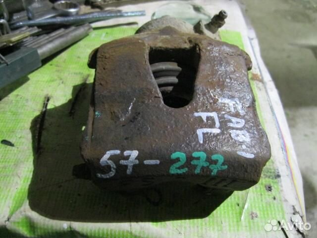 Суппорт передний левый Skoda Fabia