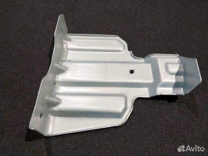 Кронштейн крепления обшивки багажника передний