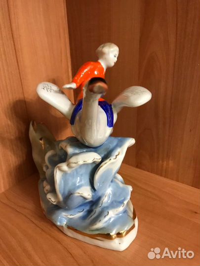 Фарфоровая статуэтка 