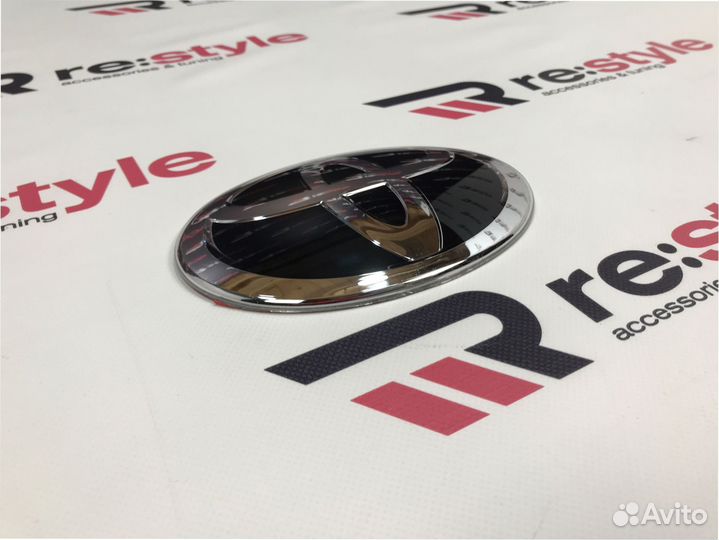 Эмблема в решетку Toyota Land Cruiser 200