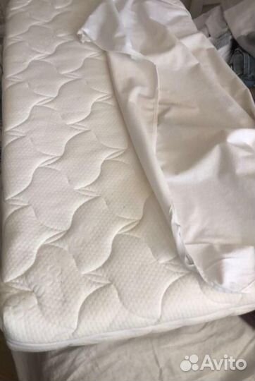 Детская кроватка с маятником