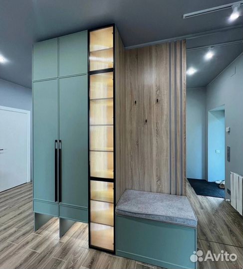 Шкаф с витриной в прихожую