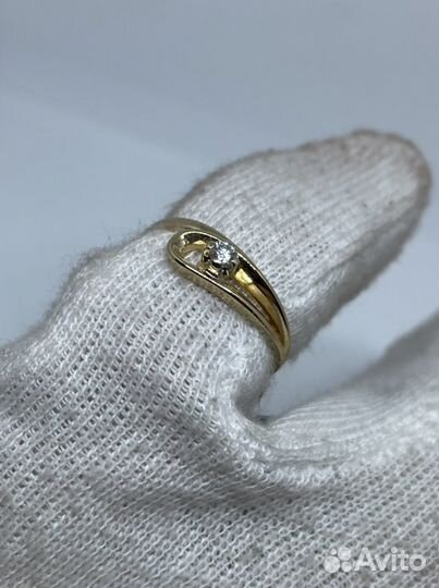 Золотое кольцо с 1 Бриллиантом 0.075 ct