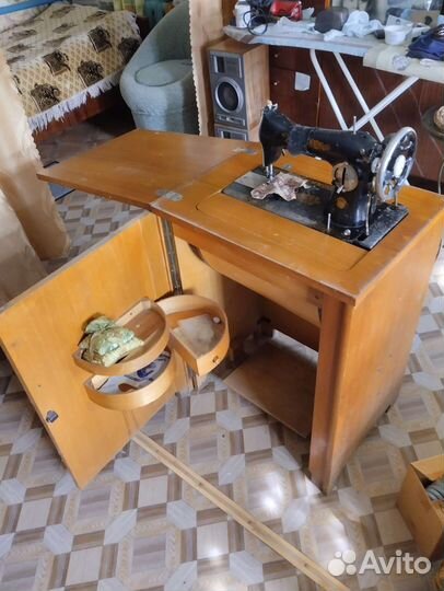 Швейная машинка с ножным приводом
