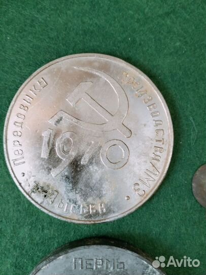 Жетоны медали и разная копанина