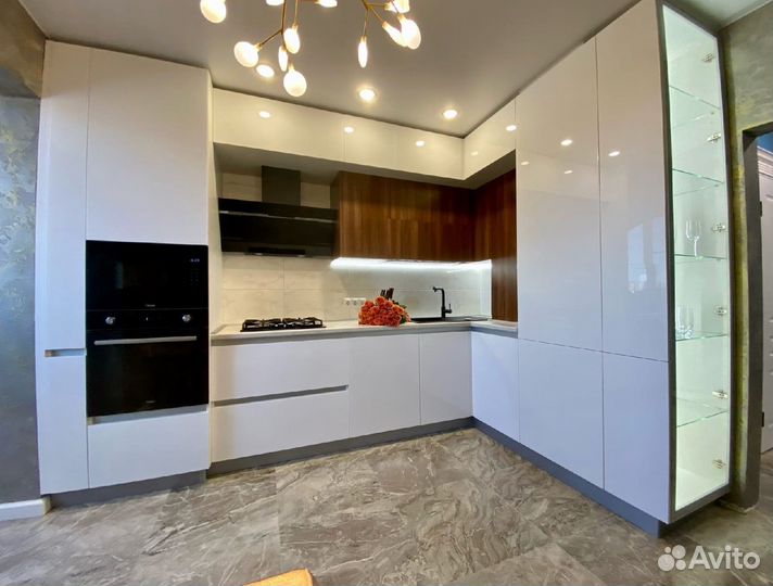 Кухня на заказ под потолок