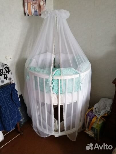 Детская кроватка с маятником