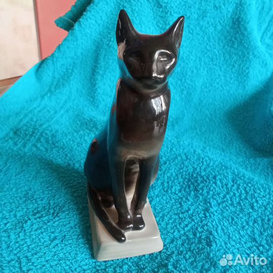 Фарфоровые статуэтки. Кошка