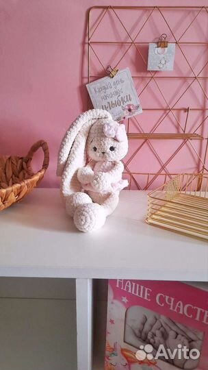 Вязаный зайка ручной работы