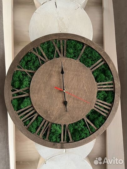 Часы из дерева со мхом стабилизированным / мох