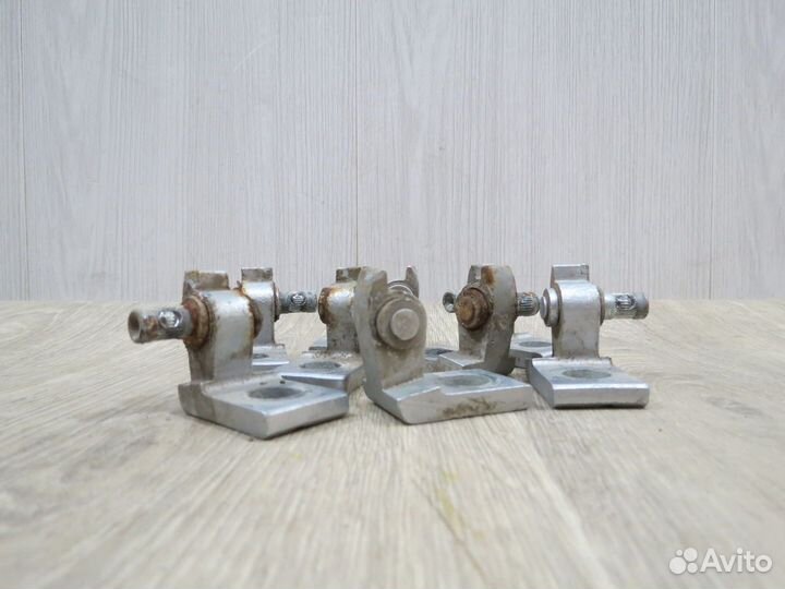 Петля двери Volkswagen Polo