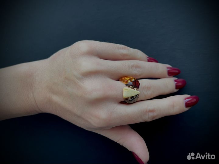 Кольцо из янтаря на резинке