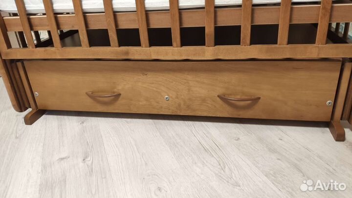 Детская кроватка с маятником