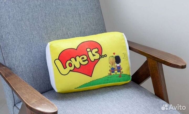 Декоративная подушка Love is