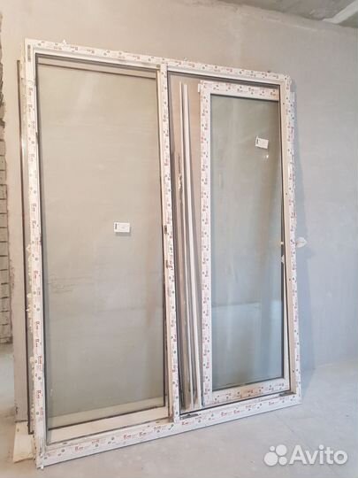 Двухстворчатое пластиковое окно с дверью