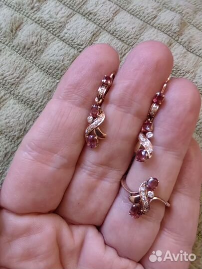 Золотой комплект с рубинами и бриллиантами 14 к