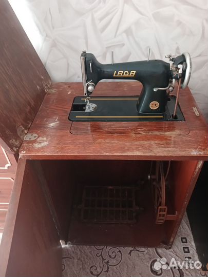 Швейная машинка LADA