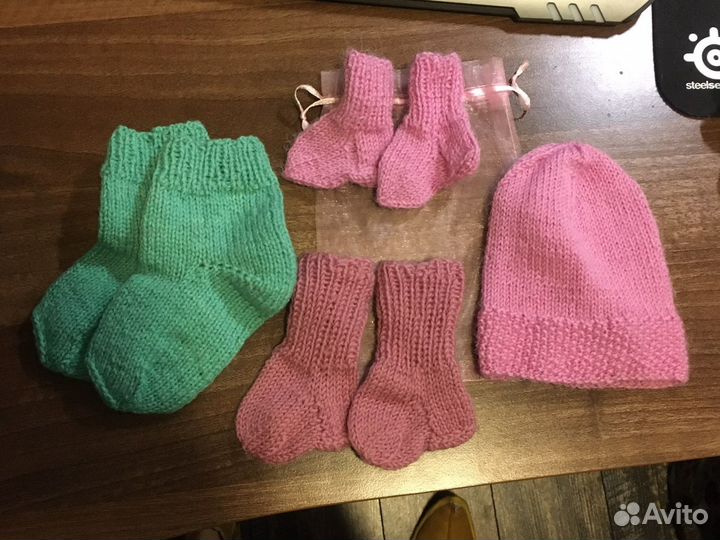 Вязаные детские носочки и шапочка