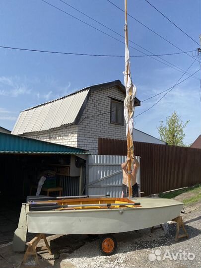 Деревянная лодка с парусом