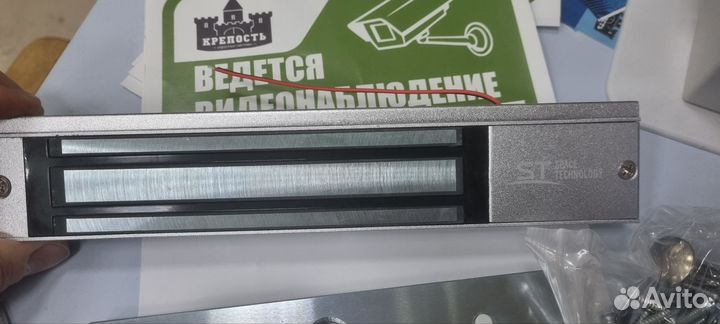 Комплект электромагнитного замка готов к установке