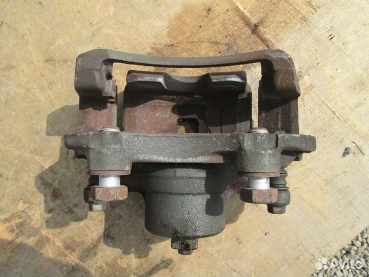 Суппорт передний правый Nissan Tino V10 QG18DE