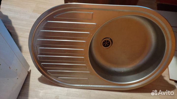 Раковина с сифоном и смесителем