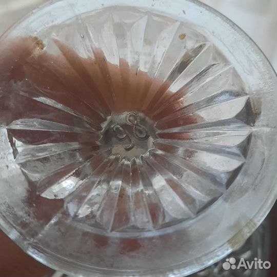 Старинное стекло вазы фруктовницы на ножке