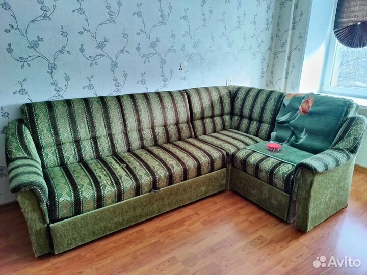 Угловой диван и кресло