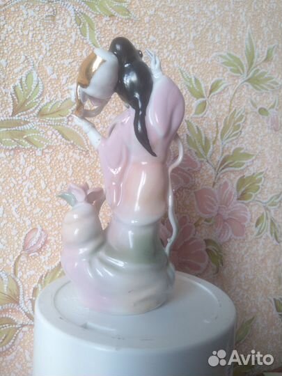 Статуэтка фарфор