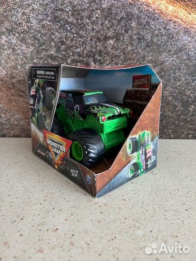 Новая машинка Monster Jam Grave Digger Rev N' Spin