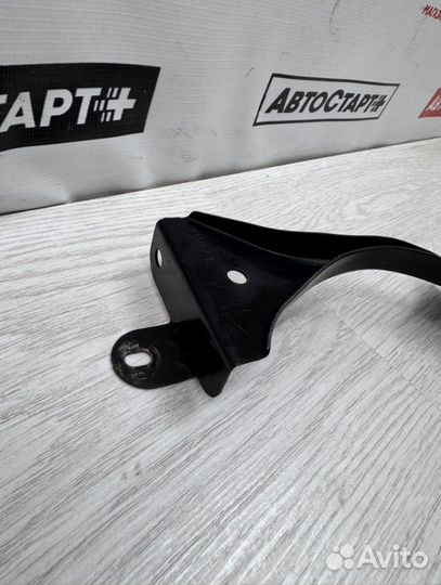 Крепление аккумулятора Mazda 3 BK Z6 2008